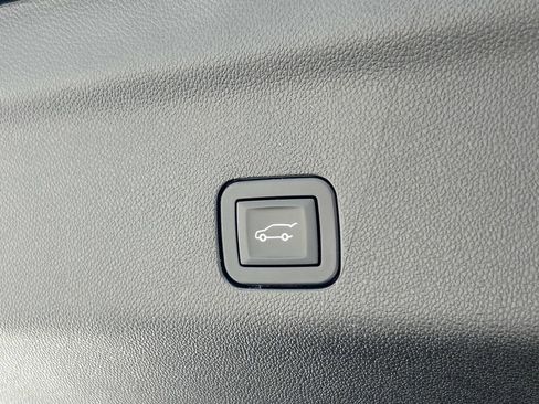 Used 2025 Chevrolet Suburban Z71 AWD/4WD image 13