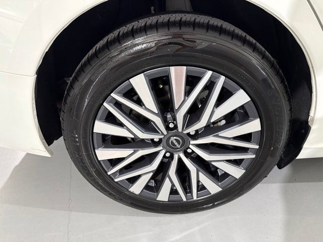 Used 2025 Nissan Altima 2.5 SV FWD image 11