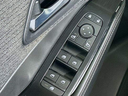 Used 2023 Nissan Rogue SV image 18