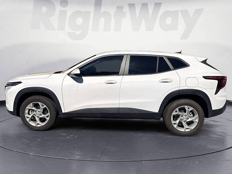 Used 2025 Chevrolet Trax LS w/ LS Convenience Package FWD image 2