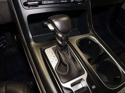 Used 2022 Kia Carnival LX FWD image 15