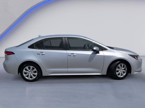 Used 2022 Toyota Corolla LE image 3
