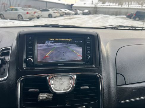 Used 2015 Chrysler Town & Country Touring image 27