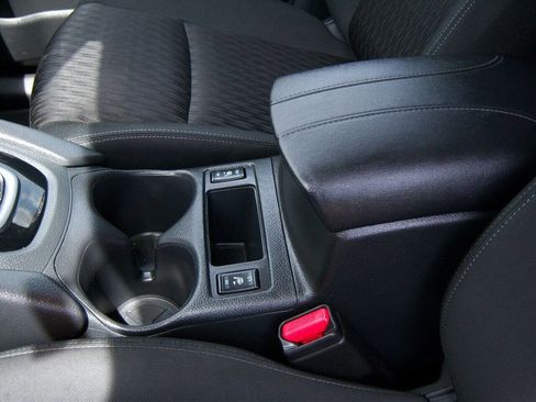 Used 2019 Nissan Rogue SV image 11