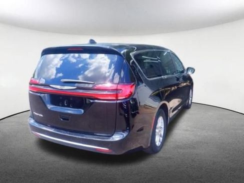 Used 2025 Chrysler Pacifica Select FWD image 2