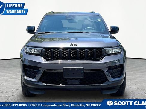 Used 2023 Jeep Grand Cherokee Altitude AWD/4WD image 2