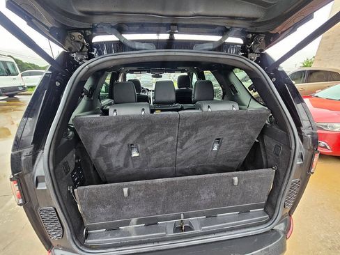 Used 2017 Land Rover Discovery HSE AWD/4WD image 11