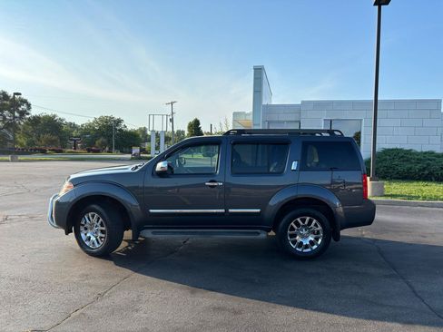 Used 2010 Nissan Pathfinder LE w/ Navigation Pkg AWD/4WD image 4