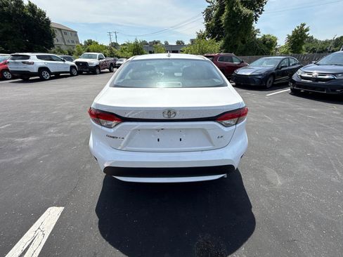 Used 2025 Toyota Corolla LE FWD image 2