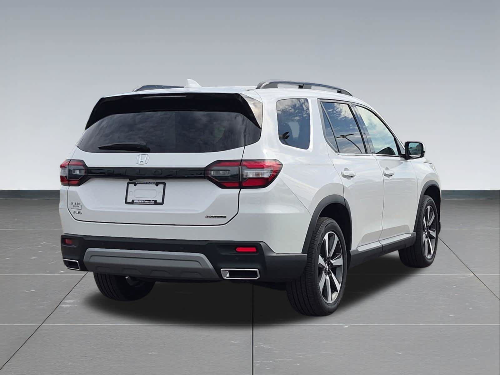 Certified 2025 Honda Pilot Touring image 6