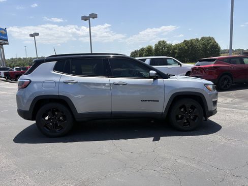 Used 2021 Jeep Compass Latitude FWD image 4