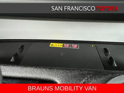 Used 2025 Toyota Sienna XLE image 37