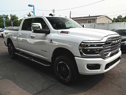 Used 2025 RAM 2500 Laramie AWD/4WD image 3