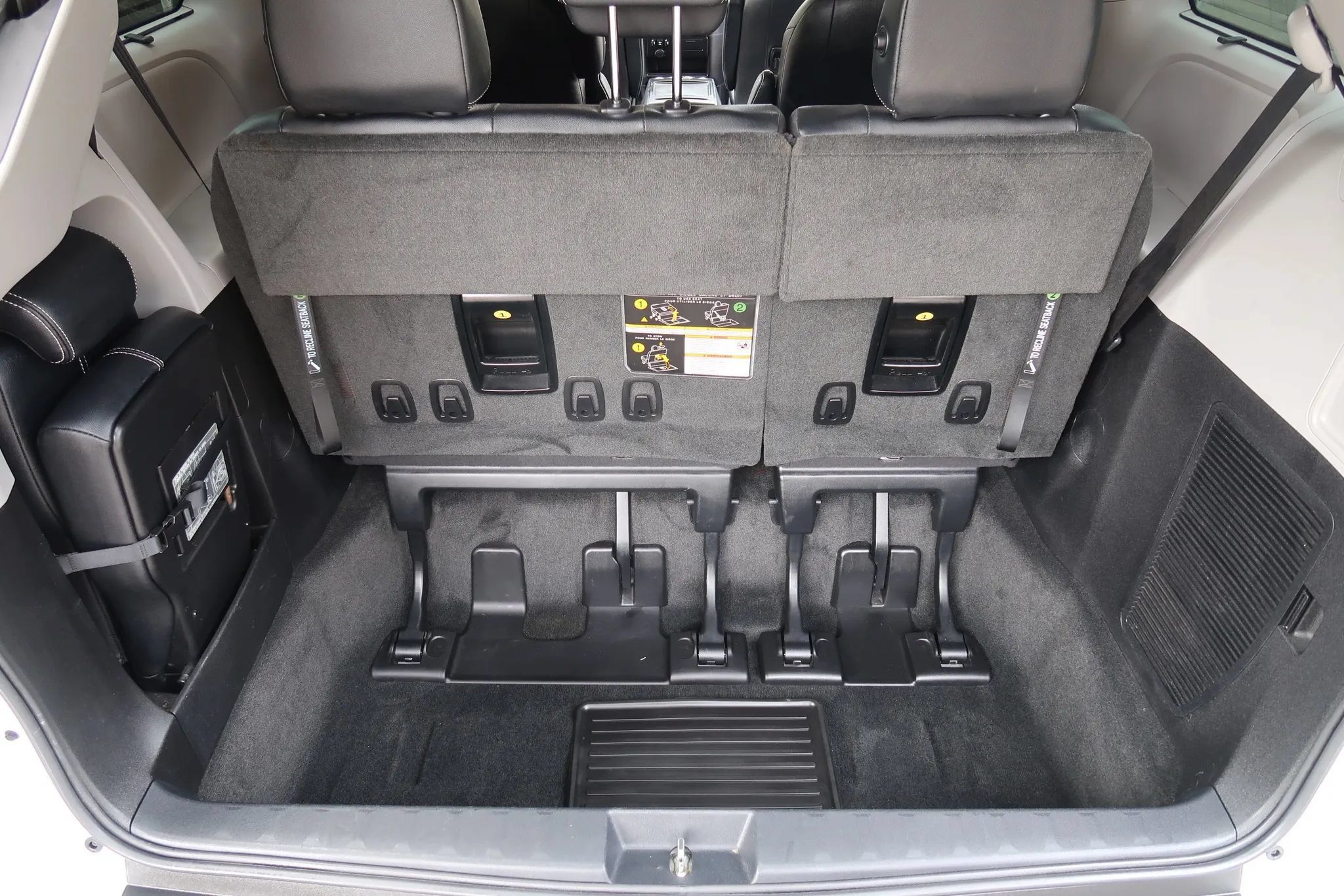 Used 2018 Toyota Sienna SE w/ Carpet Mat Package FWD image 19