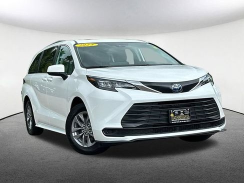 Used 2024 Toyota Sienna LE w/ LE Plus Package AWD/4WD image 2