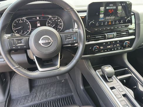 Used 2025 Nissan Pathfinder SL FWD image 17