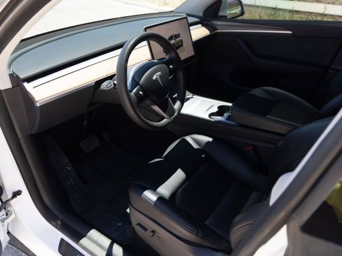 Used 2024 Tesla Model Y Long Range AWD/4WD image 10