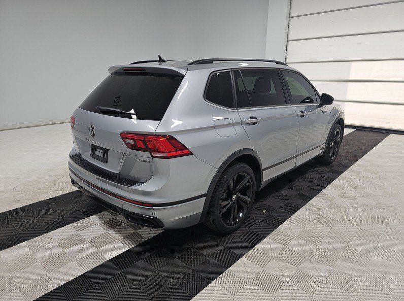 Used 2024 Volkswagen Tiguan SE R-Line AWD/4WD image 2