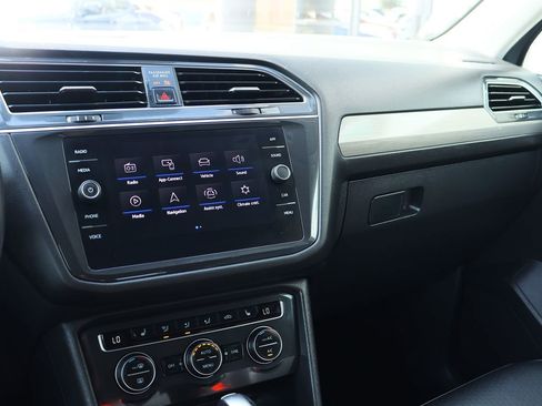 Used 2021 Volkswagen Tiguan SE image 45