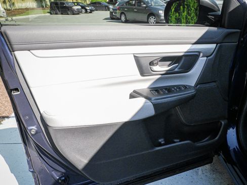 Used 2020 Honda CR-V LX image 14