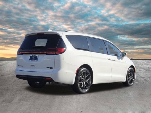 Used 2022 Chrysler Pacifica Limited w/ S Appearance Package image 8