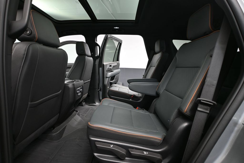 Used 2025 GMC Yukon AT4 AWD/4WD image 35