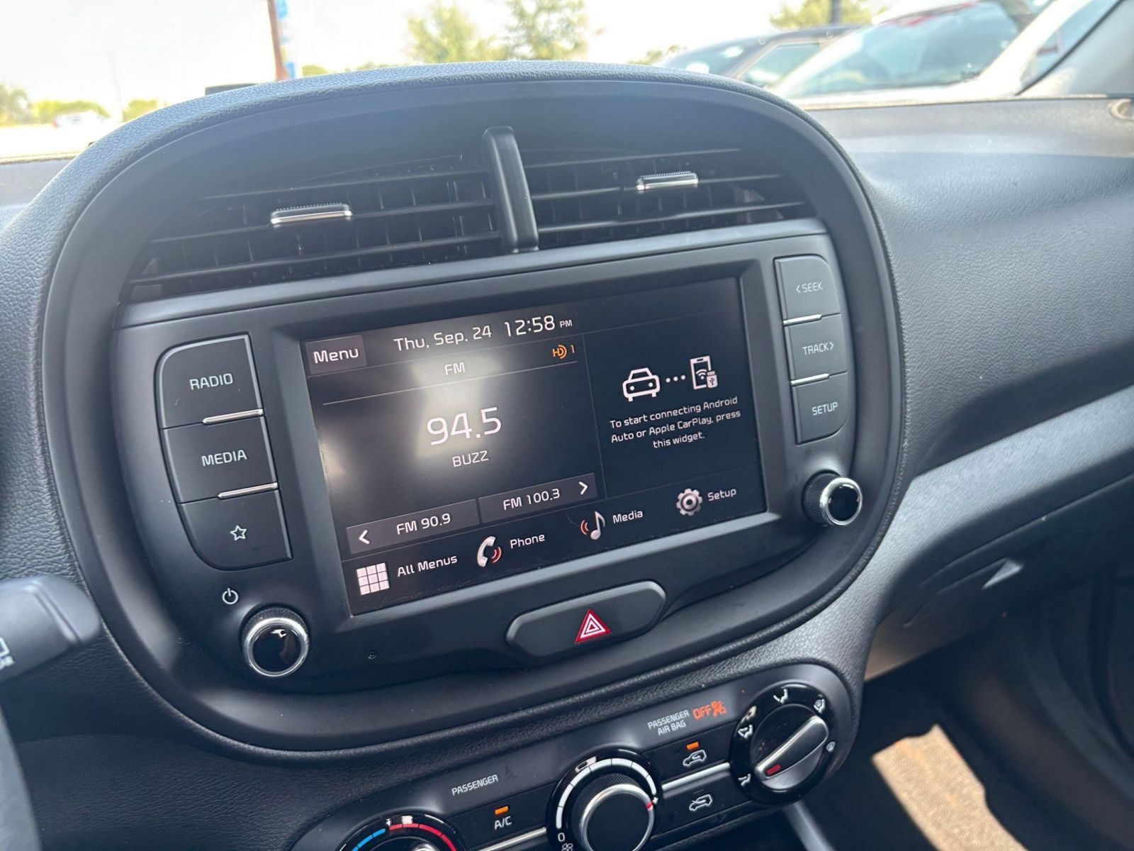 Used 2025 Kia Soul LX w/ LX Technology Package FWD image 19