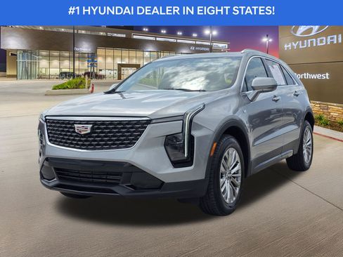 Used 2025 Cadillac XT4 Premium Luxury FWD image 2