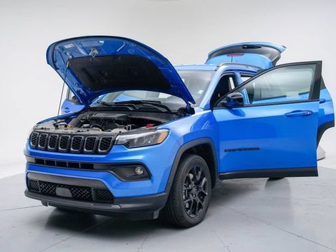 Used 2025 Jeep Compass Latitude w/ Convenience Group AWD/4WD image 17