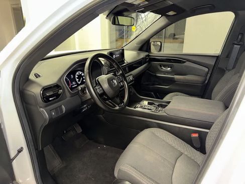 Used 2025 Honda Pilot Sport image 31