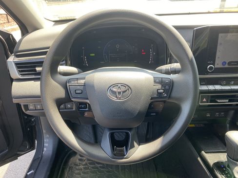 Used 2025 Toyota Camry LE w/ Convenience Package image 9