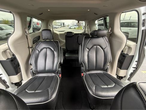 Used 2023 Chrysler Pacifica Limited FWD image 21