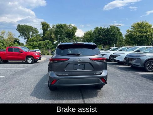 Used 2020 Toyota Highlander XLE AWD/4WD image 11