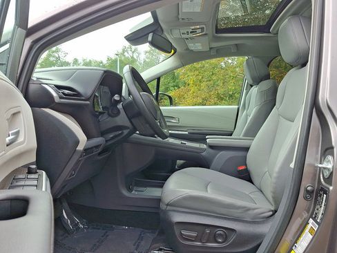 Used 2023 Toyota Sienna XLE image 12