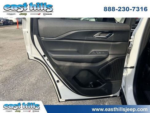 Used 2025 Jeep Grand Cherokee Altitude AWD/4WD image 14