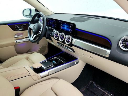Used 2023 Mercedes-Benz GLB 250 4MATIC w/ Premium Package image 23