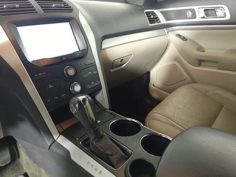 Used 2014 Ford Explorer XLT w/ Equipment Group 202A image 19