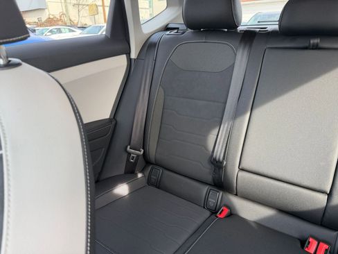 Used 2025 Volkswagen Taos SE image 39