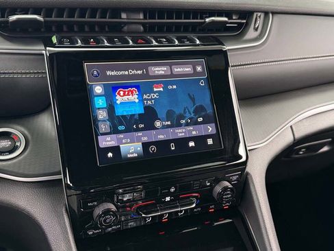 New 2025 Jeep Grand Cherokee L Laredo image 28