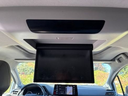 Used 2022 Toyota Sienna Limited AWD/4WD image 16