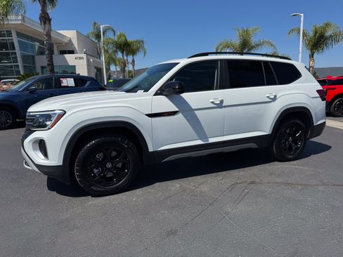 Used 2025 Volkswagen Atlas Peak Edition SE AWD/4WD image 7