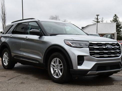 Used 2025 Ford Explorer Active AWD/4WD image 8