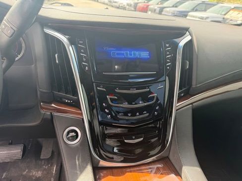 Used 2017 Cadillac Escalade Luxury AWD/4WD image 5