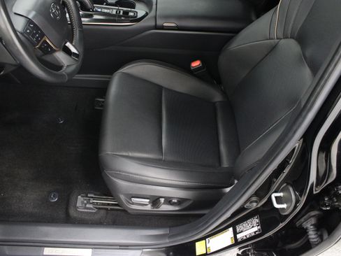 Used 2024 Toyota Crown Platinum AWD/4WD image 15