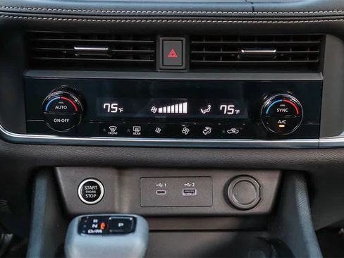 Used 2023 Nissan Rogue SV image 14