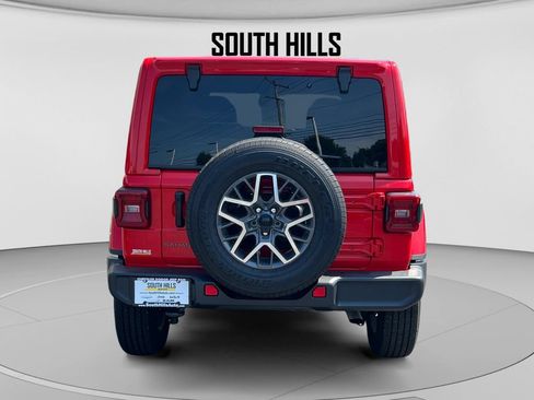 Used 2025 Jeep Wrangler Unlimited Sahara w/ Technology Group AWD/4WD image 4