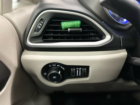 Used 2022 Chrysler Pacifica Touring-L image 26