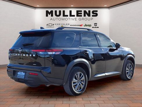 Used 2025 Nissan Pathfinder SV image 5