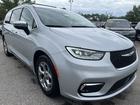 Used 2023 Chrysler Pacifica Limited FWD image 3