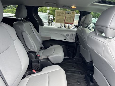 Used 2025 Toyota Sienna XLE FWD image 34